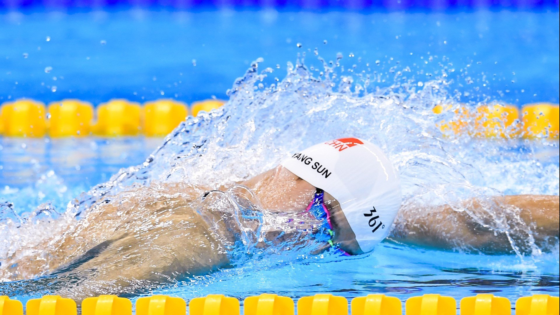 阿劳霍，在F1年度争冠之夜的熔炉中淬炼成钢